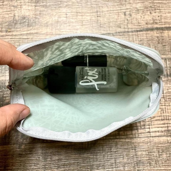 MAC Mini Bundle Bag - Picture 3 of 3